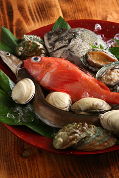 日本は海に囲まれていて新鮮で美味しい魚介類や野菜や果物が豊富です。
